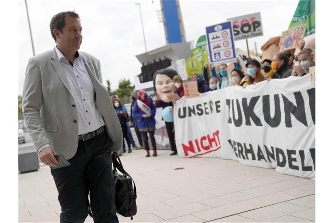 SPD, Grüne und FDP steuern auf Koalitionsverhandlungen zu SPD-Generalsekretär Lars Klingbeil kommt zu den Sondierungsgesprächen. Foto: Kay Nietfeld/dpa