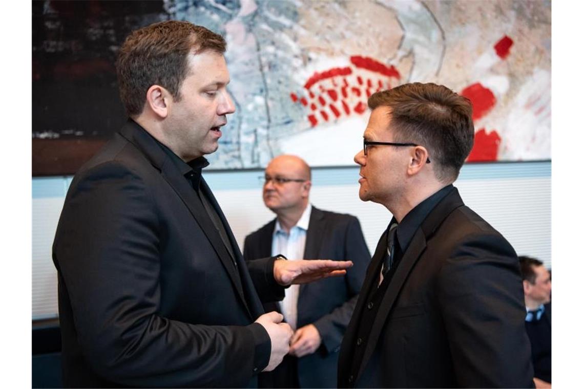 Wer wird was in der Ampel-Koalition? SPD-Generalsekretär Lars Klingbeil (l) und der Parlamentarische Geschäftsführer der SPD-Bundestagsfraktion, Carsten Schneider, gelten als Kandidaten für das Verteidigungsressort. Foto: Bernd von Jutrczenka/dpa
