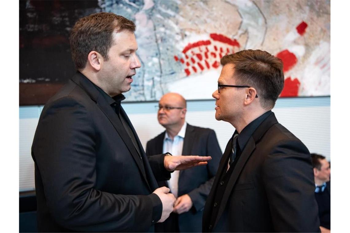 SPD-Generalsekretär Lars Klingbeil (l) und der Parlamentarische Geschäftsführer der SPD-Bundestagsfraktion, Carsten Schneider, gelten als Kandidaten für das Verteidigungsressort. Foto: Bernd von Jutrczenka/dpa