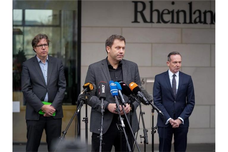 SPD-Generalsekretär Lars Klingbeil (M), Grünen-Bundesgeschäftsführer Michael Kellner (l) und FDP-Generalsekretär Volker Wissing geben am Rande der Koalitionsverhandlungen in Berlin ein Pressestatement ab. Foto: Kay Nietfeld/dpa