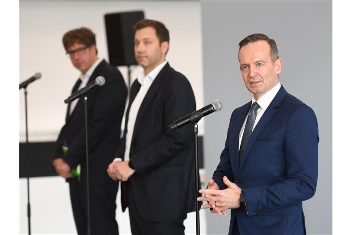 SPD-Generalsekretär Lars Klingbeil (m.) zusammen mit Grünen-Bundesgeschäftsführer Michael Kellner (l.) und FDP-Generalsekretär Volker Wissing während einer Pressekonferenz. Foto: Christophe Gateau/dpa