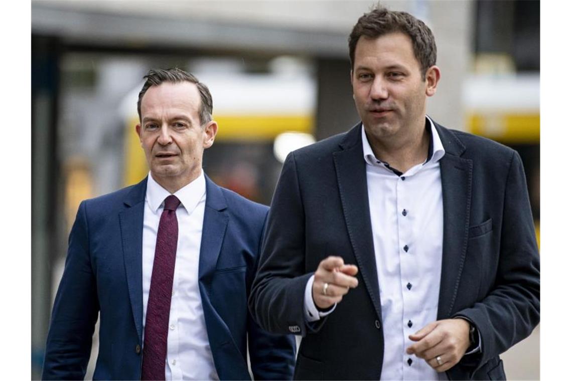 SPD: Bereit für Dreiergespräche SPD-Generalsekretär Lars Klingbeil (r) und FDP-Generalsekretär Volker Wissing sowie ihre Sondierungsteams haben erste Gespräche geführt. Foto: Fabian Sommer/dpa