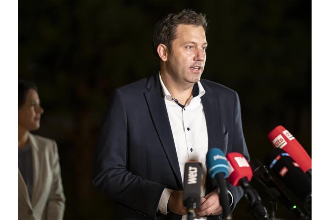 SPD: Bereit für Dreiergespräche SPD-Generalsekretär Lars Klingbeil wünscht sich baldige Dreiergespräche mit Grünen und FDP. Foto: Fabian Sommer/dpa