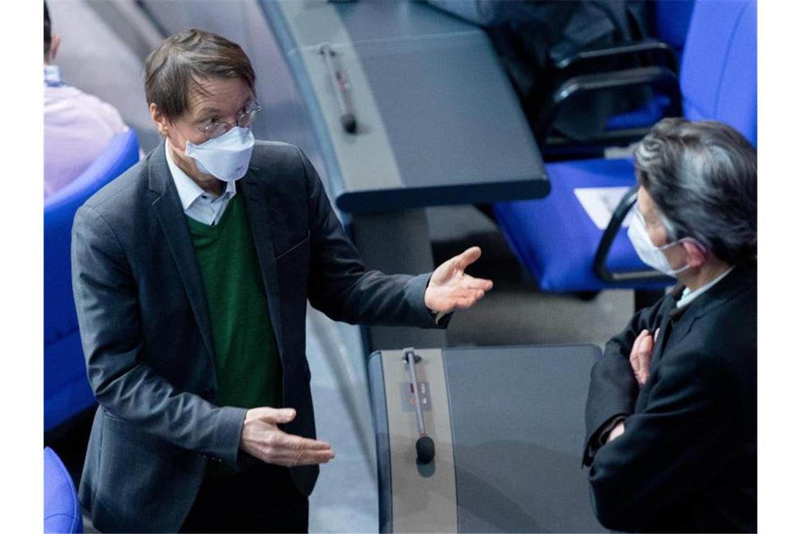 Lauterbach hätte sich noch härteren Lockdown gewünscht SPD-Gesundheitsexperte Karl Lauterbach diskutiert im Bundestag mit dem Fraktionsvorsitzenden Rolf Mützenich. Foto: Kay Nietfeld/dpa