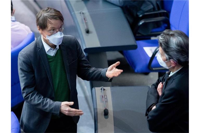 SPD-Gesundheitsexperte Karl Lauterbach diskutiert im Bundestag mit dem Fraktionsvorsitzenden Rolf Mützenich. Foto: Kay Nietfeld/dpa