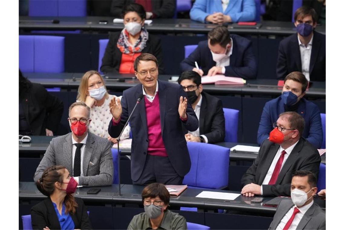 Lauterbach: Müssen anfangen, über Impfpflicht nachzudenken SPD-Gesundheitsexperte Karl Lauterbach (M) im Bundestag. Angesichts der dramatischen Corona-Lage gewinnt die Debatte über eine allgemeine Impfpflicht weiter an Fahrt. Foto: Kay Nietfeld/dpa