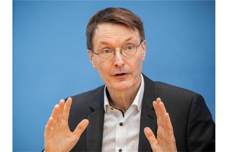 SPD-Gesundheitsexperte Karl Lauterbach spricht bei einer Pressekonferenz. Foto: Michael Kappeler/dpa/Archivbild