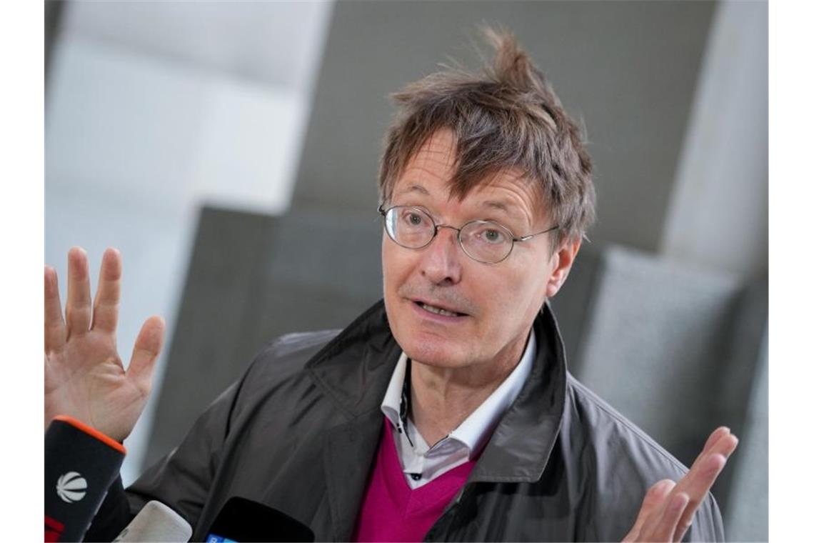 Corona-Zahlen steigen weiter - Regierung mahnt zur Vorsicht SPD-Gesundheitsexperte Karl Lauterbach: „Wir werden nach den Herbstferien deutlich mehr Ausbrüche in den Schulen erleben, weil die Kinder nicht mehr lange lüften können.“. Foto: Kay Nietfeld/dpa