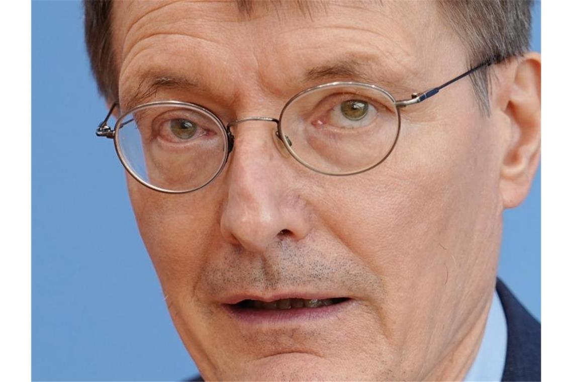Corona-Weihnacht: Lauterbach ruft zum Testen auf SPD-Gesundheitsminister Karl Lauterbach fordert die Bürger zum Testen während der Weihnachtstage auf. Foto: Kay Nietfeld/dpa/Archivbild