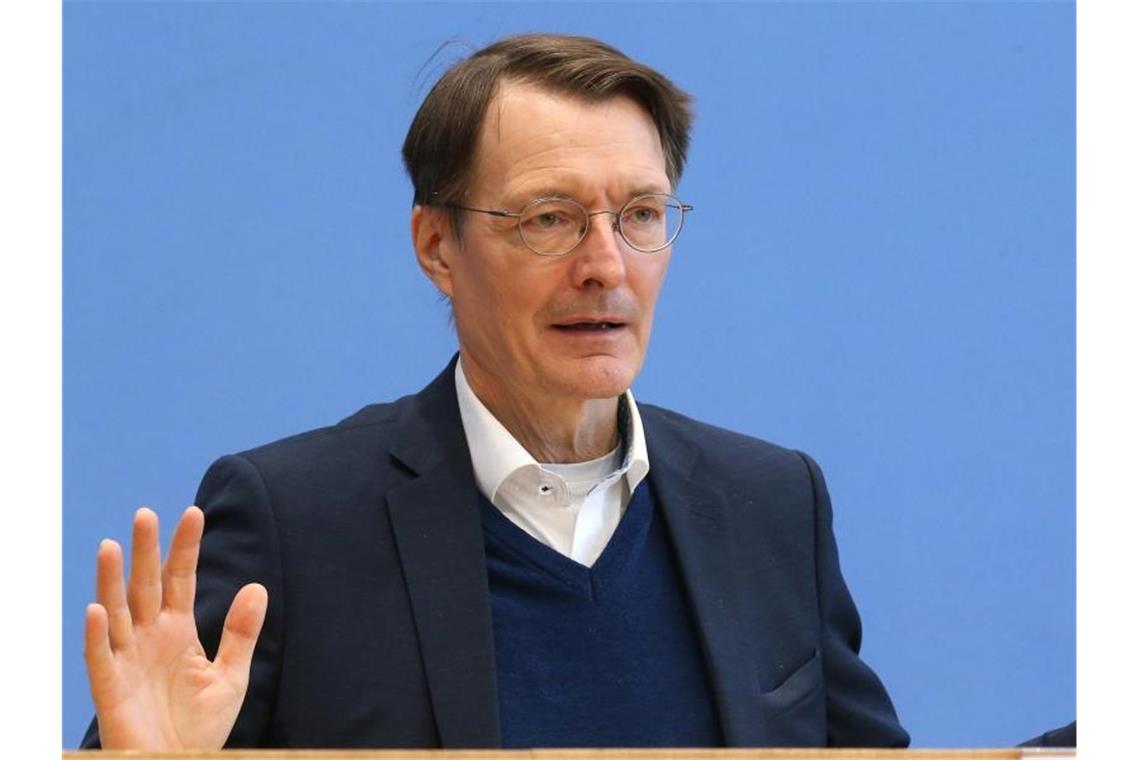 BA.2 breitet sich aus: Kommen trotzdem Öffnungen? SPD-Gesundheitsminister Karl Lauterbach sieht schnelle Öffnungsschritte kritisch. Foto: Wolfgang Kumm/dpa