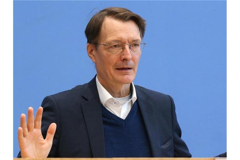 SPD-Gesundheitsminister Karl Lauterbach sieht schnelle Öffnungsschritte kritisch. Foto: Wolfgang Kumm/dpa