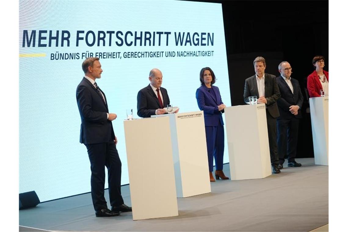 Das sagt die Wirtschaft zum Koalitionsvertrag SPD, Grüne und FDP haben den Koalitionsvertrag vorgestellt - die Wirtschaft reagiert gespalten. Foto: Kay Nietfeld/dpa