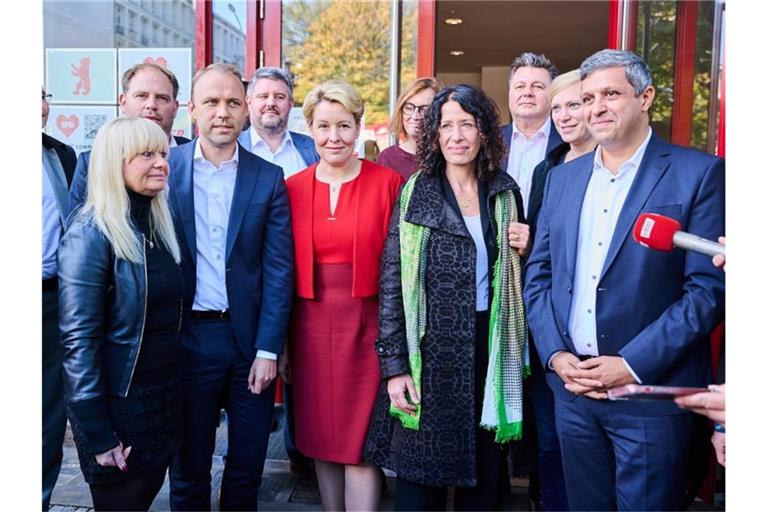 SPD, Grüne und FDP mit ihren Spitzenkandidaten Franziska Giffey (M.), Bettina Jarasch (M.r.) und Sebastian Czaja (M.l.) haben sich zu Sondierungsgesprächen getroffen. Foto: Annette Riedl/dpa