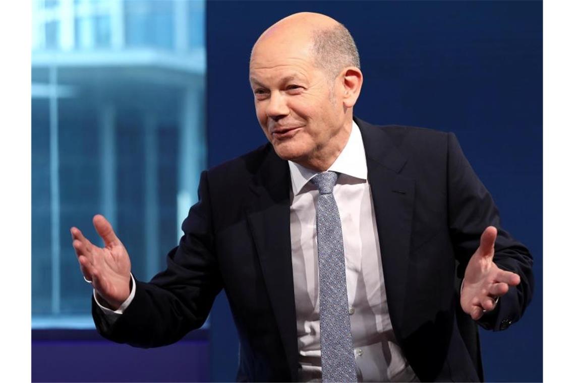 Scholz verspricht stabiles Rentenniveau von 48 Prozent SPD-Kanzlerkandidat Olaf Scholz hat eine Garantie für ein stabiles Rentenniveau von 48 Prozent abgegeben. „Jeder Beitragszahler sollte bei einer CDU/CSU-Regierung darauf gefasst sein, dass das Rentenniveau sinkt“, sagte der Bundesfinanzminister. Foto: Christian Mang/Reuters/Pool/dpa