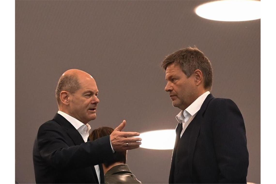 SPD-Kanzlerkandidat Olaf Scholz (l) und der Grünen-Vorsitzende Robert Habeck. Foto: Britta Pedersen/dpa