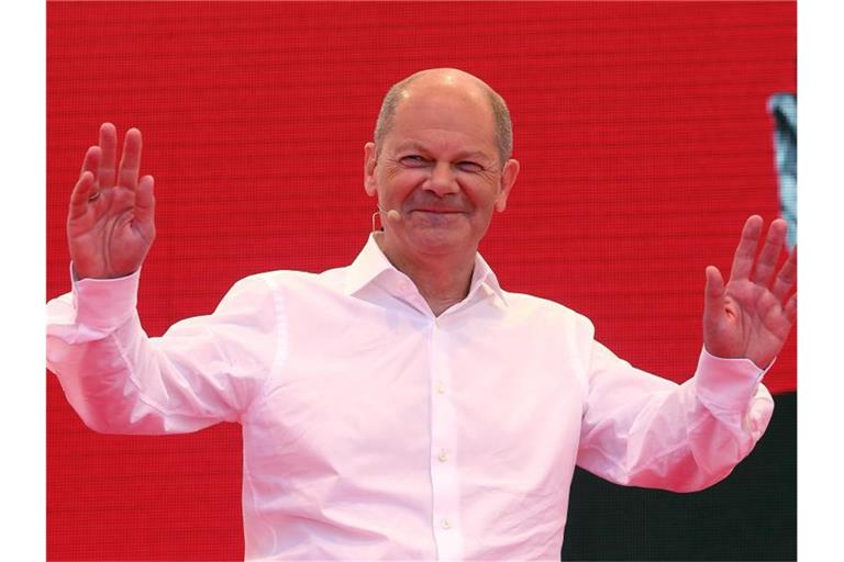 SPD Kanzlerkandidat Olaf Scholz redet auf dem Dr. Rur Platz in Bochum.Scholz startet im Ruhrgebiet in die heiße Phase des Wahlkampfs. Rund sechs Wochen vor der Bundestagswahl spricht er zum Auftakt seiner Tour in der Bochumer Innenstadt. Foto: David Young/dpa