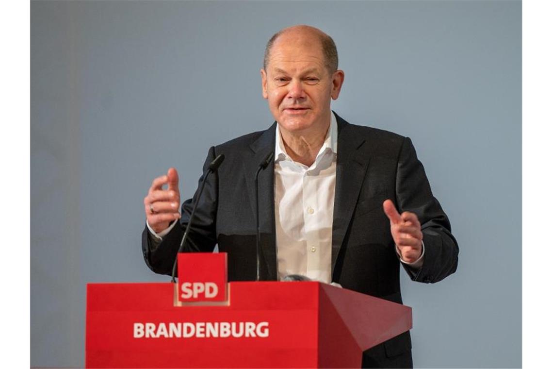 Scholz sieht Koalitionsverhandlungen im Zeitplan SPD-Kanzlerkandidat Olaf Scholz spricht beim Landesparteitag der SPD in Brandenburg. Foto: Monika Skolimowska/dpa-Zentralbild/dpa