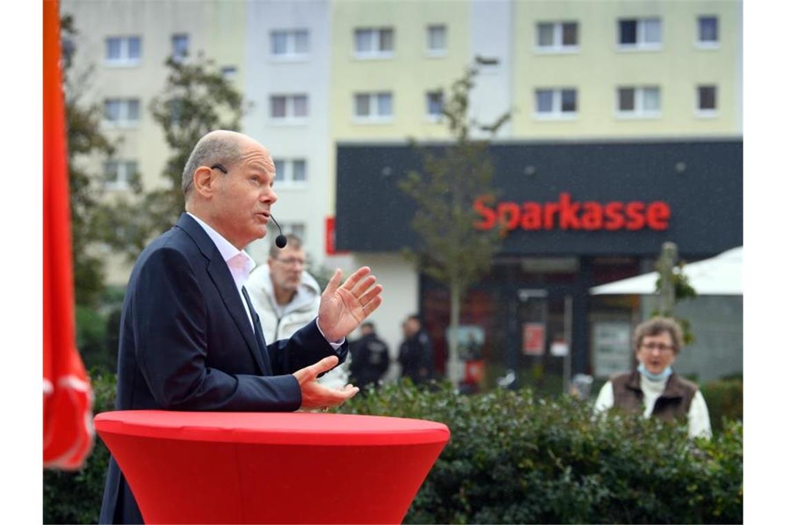 Schlussspurt vor der Wahl - Scholz will Koalition mit Grünen SPD-Kanzlerkandidat Olaf Scholz spricht während einer Wahlkampfveranstaltung in seinem Wahlkreis in Potsdam. Foto: Soeren Stache/dpa-Zentralbild/dpa