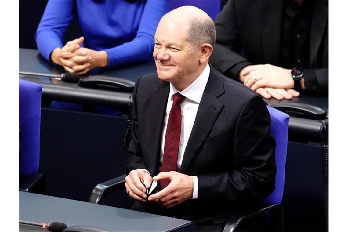SPD-Politiker Olaf Scholz freut sich nach seiner Wahl zum Bundeskanzler. Foto: Kay Nietfeld/dpa