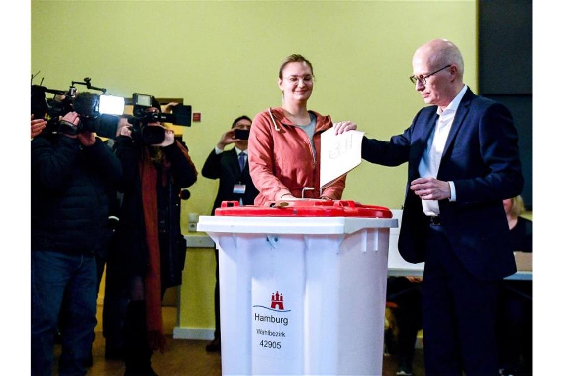 SPD-Spitzenkandidat Peter Tschentscher bei der Stimmabgabe. Laut Prognosen kommt die SPD auf 37,5 bis 38 Prozent. Foto: Axel Heimken/dpa