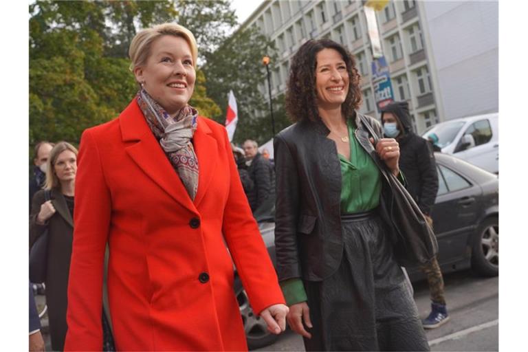 SPD-Spitzenkandidatin Franziska Giffey (l.) und Bettina Jarasch von Bündnis 90/Die Grünen treffen sich zu Sondierungsgesprächen im Kurt-Schumacher-Haus. Foto: Jörg Carstensen/dpa