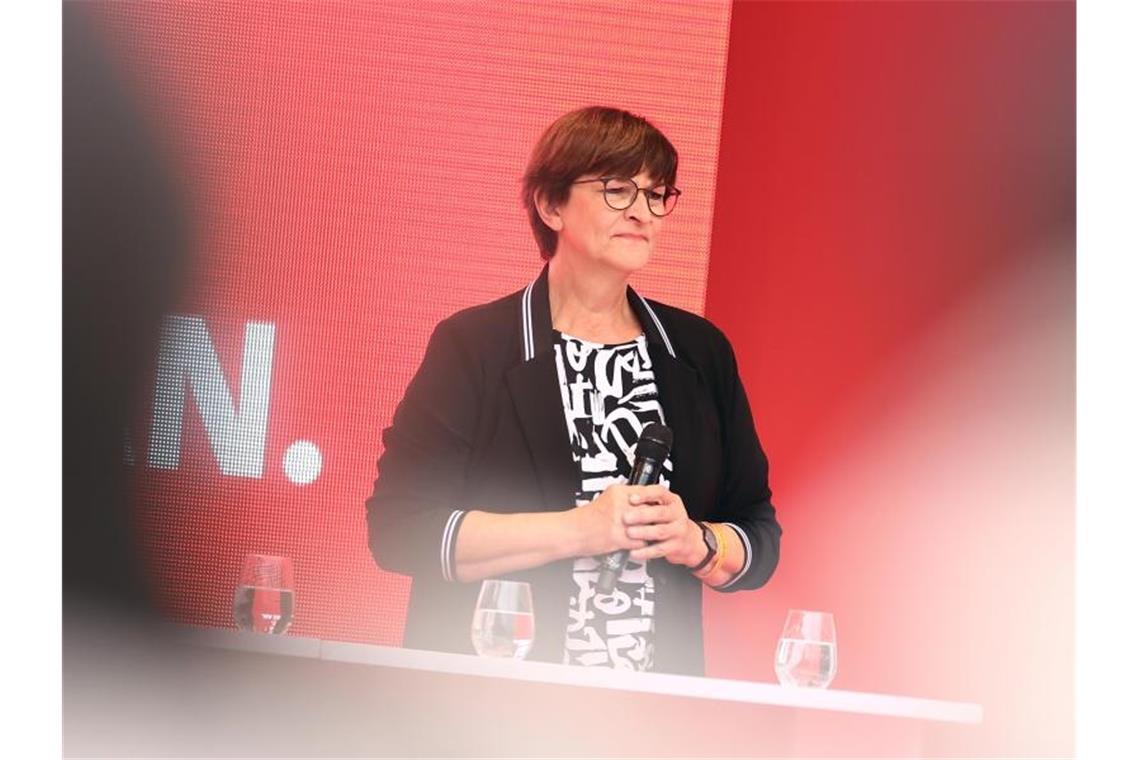 SPD-Vorsitzende Saskia Esken spricht bei einer Wahlkampfveranstaltung. Foto: Rolf Vennenbernd/dpa/Archivbild