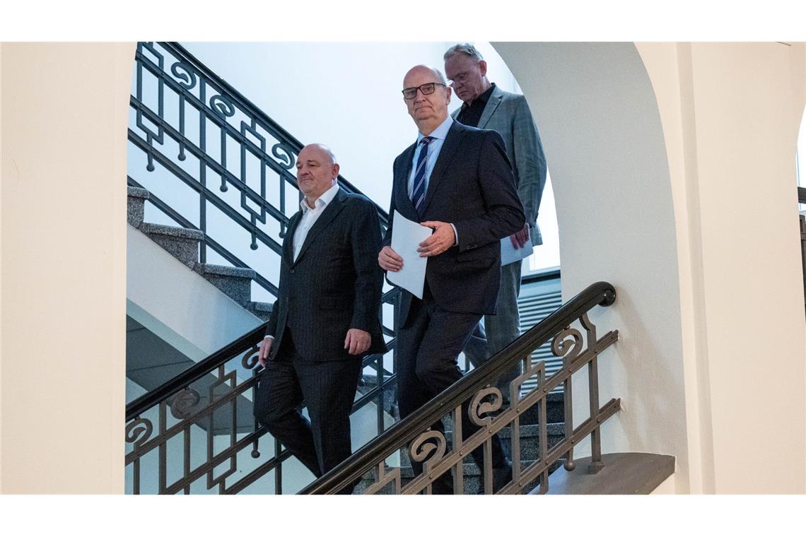 SPD/BSW-Regierung ohne Mehrheit: Der Ministerpräsident von Brandenburg, Dietmar Woidke (SPD, M), und sein Vize Robert Crumbach (l) erklären die Koalition in Brandenburg für gescheitert.