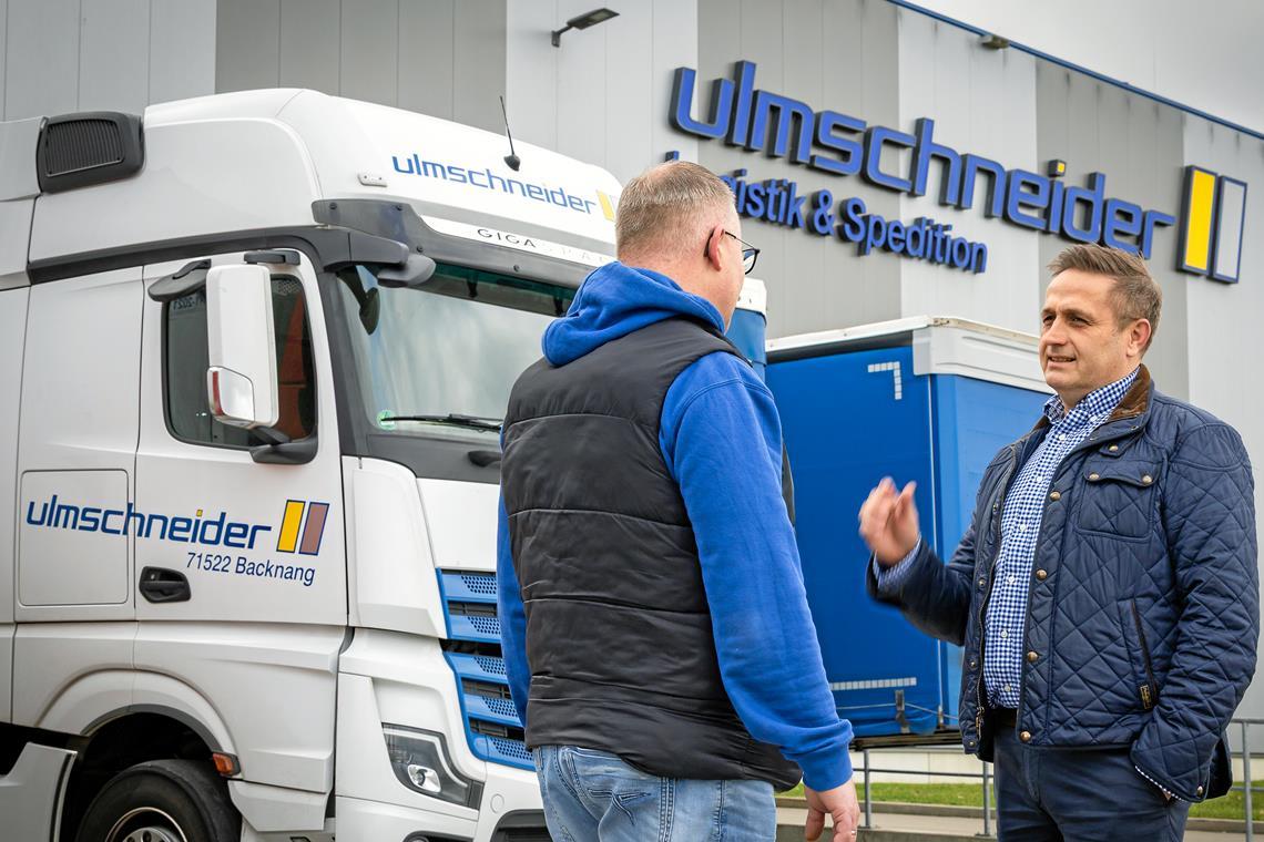 Spediteur Patrick Wendler (rechts) rechnet mit 25000 bis 30000 Euro monatlichen Mehrkosten für sein Unternehmen. Foto: Alexander Becher
