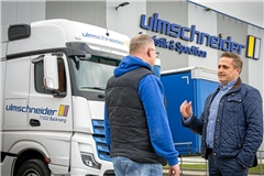 Spediteur Patrick Wendler (rechts) rechnet mit 25000 bis 30000 Euro monatlichen Mehrkosten für sein Unternehmen. Foto: Alexander Becher