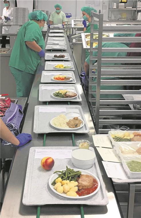 Speisenversorgung im Klinikum Winnenden: Mahlzeiten für die Patienten werden portioniert. In beiden Kliniken werden pro Jahr rund 970000 Essen ausgegeben. Foto: Rems-Murr-Kliniken