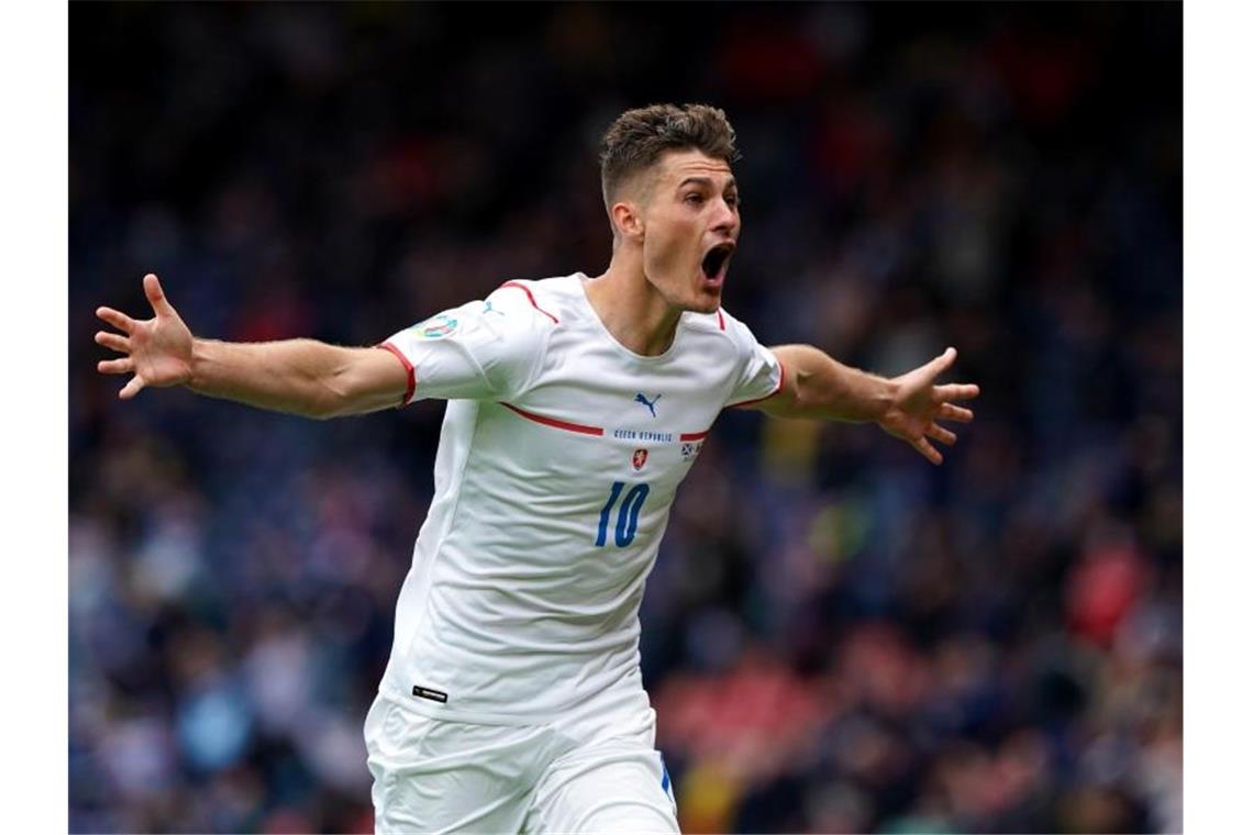 Tscheche Schick schockt Schottland mit Traum-Tor Spektakulär aus großer Entfernung traf Patrik Schick zum 2:0. Foto: Andrew Milligan/PA Wire/dpa
