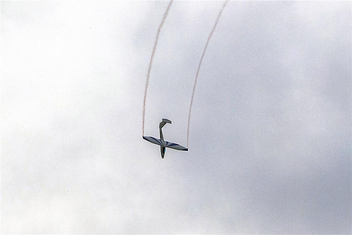 Spektakuläre Manöver gibt es von Segelkunstflieger Christian Hartmann zu sehen.