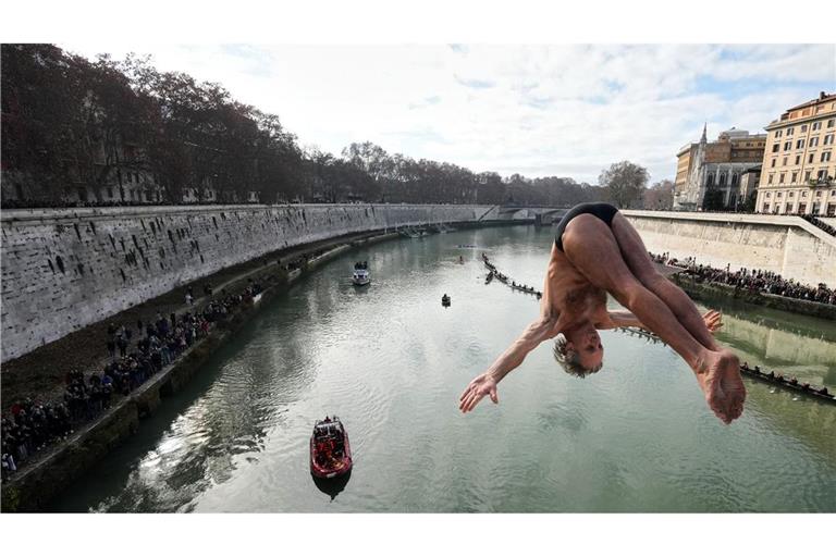 Spektakuläres Neujahrsspringen in den Tiber in Rom