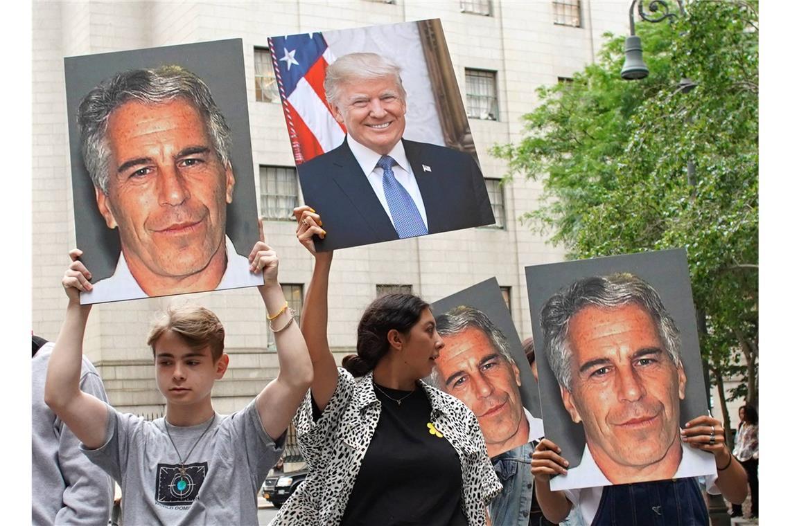 Spekulationen halten sich hartnäckig – je nach politischer Ausrichtung wurden wahlweise die Clintons oder Donald Trump verdächtigt.