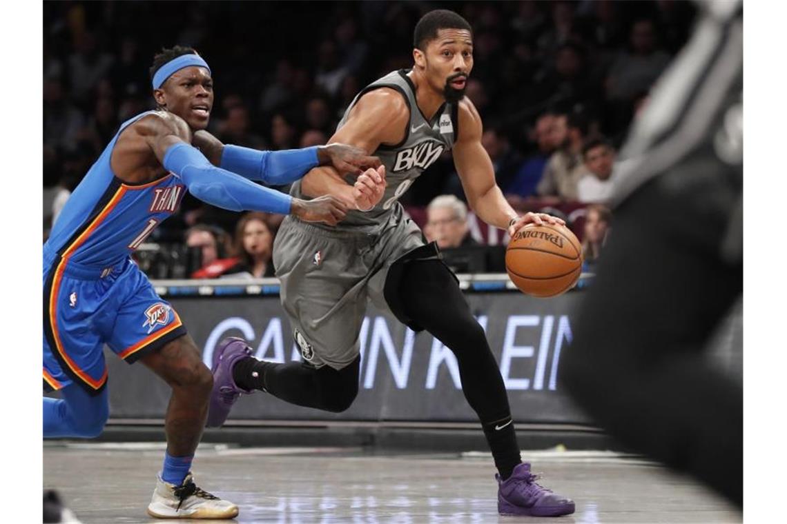 NBA: Jordan und Dinwiddie positiv auf Coronavirus getestet Spencer Dinwiddie (r) von den Brooklyn Nets im Duell mit Dennis Schröder. Foto: Kathy Willens/AP/dpa
