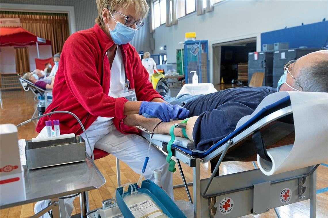 Spende mit Sicherheitsabstand und Mundschutz. Kliniken warten derzeit händeringend auf Spenderblut. Foto: J. Fiedler