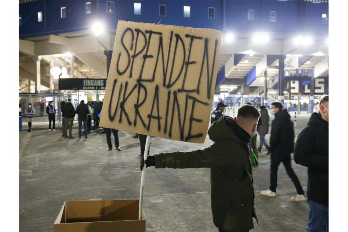 Spendenbereitschaft für Ukraine teils so hoch wie nie zuvor „Spenden Ukraine“ vor einem Fußballstadion: Die Bereitschaft zu Spenden für die Ukraine ist groß. Foto: Friso Gentsch/dpa