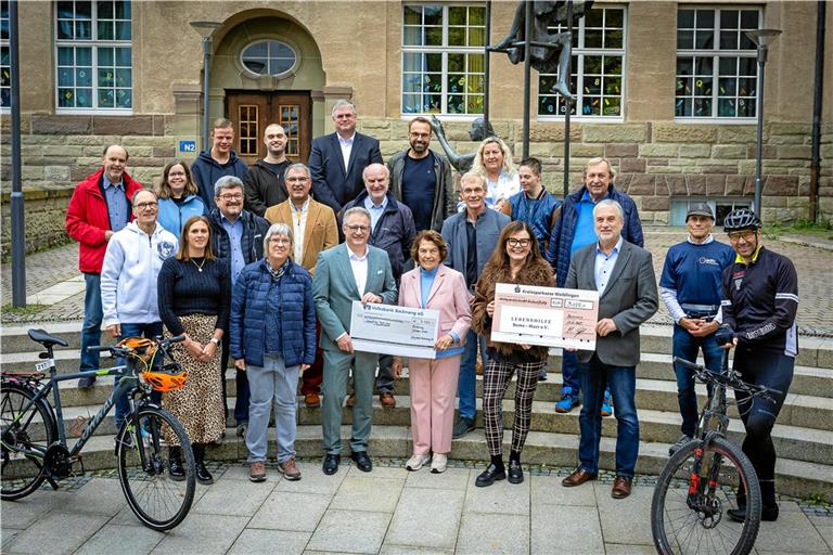Spender, Sportler, Organisatoren und Helfer der Spendenradtour freuen sich bei der Scheckübergabe über eine stolze Spendensumme. Foto: Alexander Becher