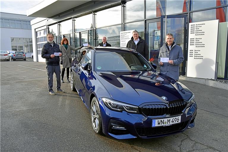 Spender und Empfänger freuen sich (von links): Heinz Franke, Ursula Urbanski, Michael Balzer, Markus Mulfinger und Kornelius Fritz. Foto: T. Sellmaier