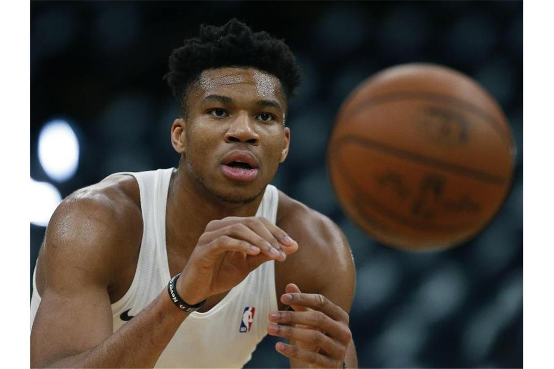 Spendet für die Hallenmitarbeiter der Milwaukee Bucks: NBA-Star Giannis Antetokounmpo. Foto: Michael Dwyer/AP/dpa