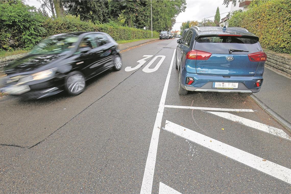 Sperrflächen und Parkbuchten sollen die Autofahrer in der Ludwig-Richter-Straße zwingen, ihre Geschwindigkeit zu reduzieren. Foto: A. Becher