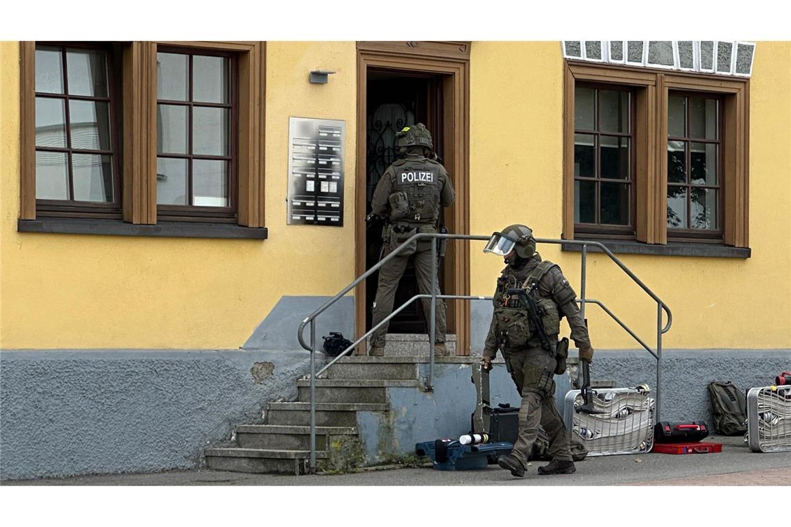 56-Jähriger nach Angriff auf SEK-Leute in U-Haft Spezialeinsatzkräfte der Polizei sind an einem Haus im Einsatz.