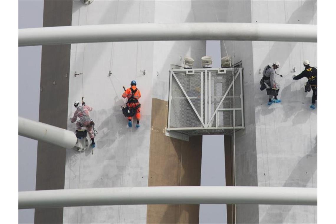 Brexit funkt deutschen Handwerkern ins GB-Geschäft Spezialisten klettern an der Außenseite des „Spinnaker Towers“ und streichen den Aussichtsturm im Hafen. Foto: Andrew Matthews/PA Wire/dpa