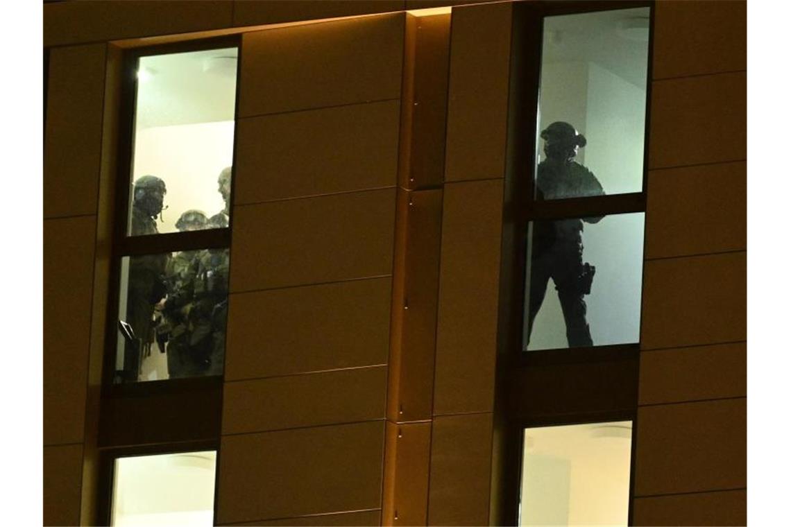 Spezialkräfte der Polizei während eines Einsatzes in einem Hotel in Düsseldorf. Foto: Henning Kaiser/dpa