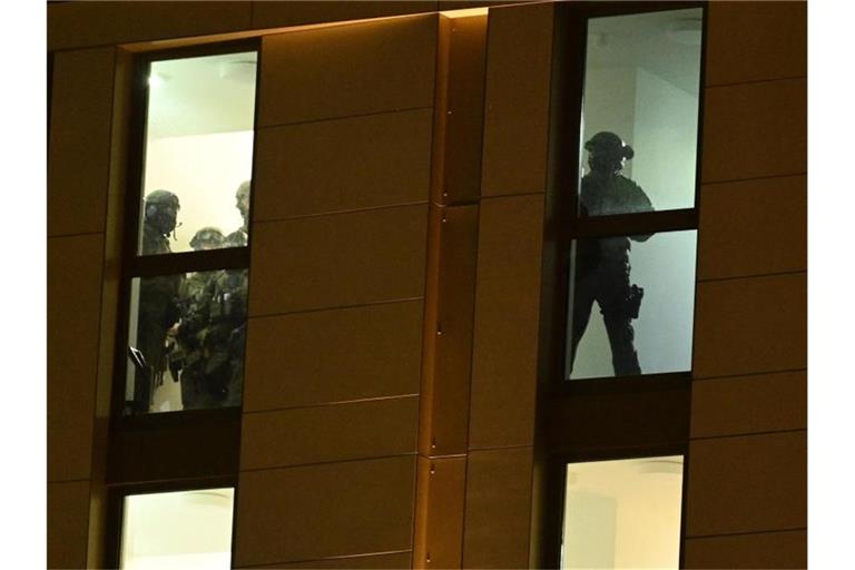 Spezialkräfte der Polizei während eines Einsatzes in einem Hotel in Düsseldorf. Foto: Henning Kaiser/dpa