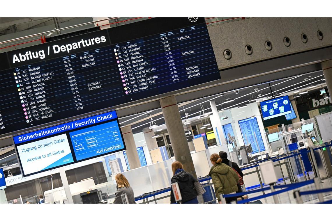 Spezialkräfte haben am Donnerstag die Ausreise von zwei Männern an den Flughäfen Stuttgart und Hannover verhindert (Symbolbild).