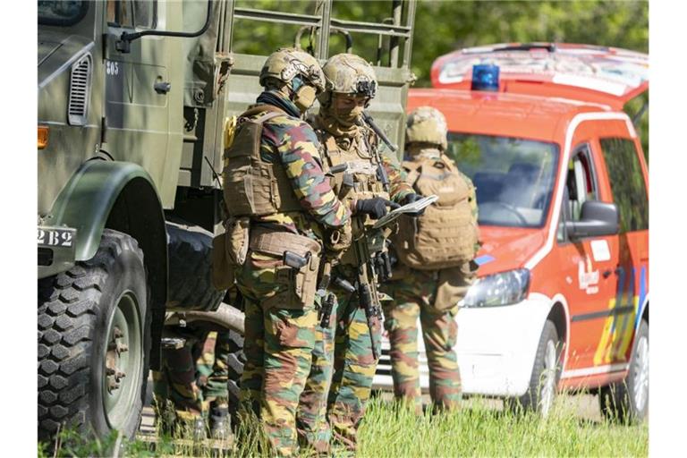 Spezialkräfte suchen nach einem mutmaßlich rechtsextremen und bewaffneten Berufssoldaten. Foto: Arnulf Stoffel/dpa