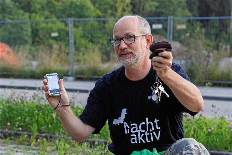 Spezielle Fledermausführung für Familien mit Dirk Jerusalem. Fledermausdetektoren wandeln die Schreie der Tiere in eine hörbare Frequenz um. Ein Schlüsselbund hingegen macht Geräusche, die Fledermäuse nicht mögen. Foto: J. Fiedler