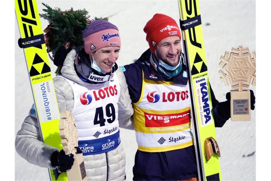 Warmspringen in Russlands Kälte: DSV-Adler starten Titeljagd „Spezl“: Die Skispringer Marcus Eisenbichler (r) und Karl Geiger. Foto: Czarek Sokolowski/AP/dpa