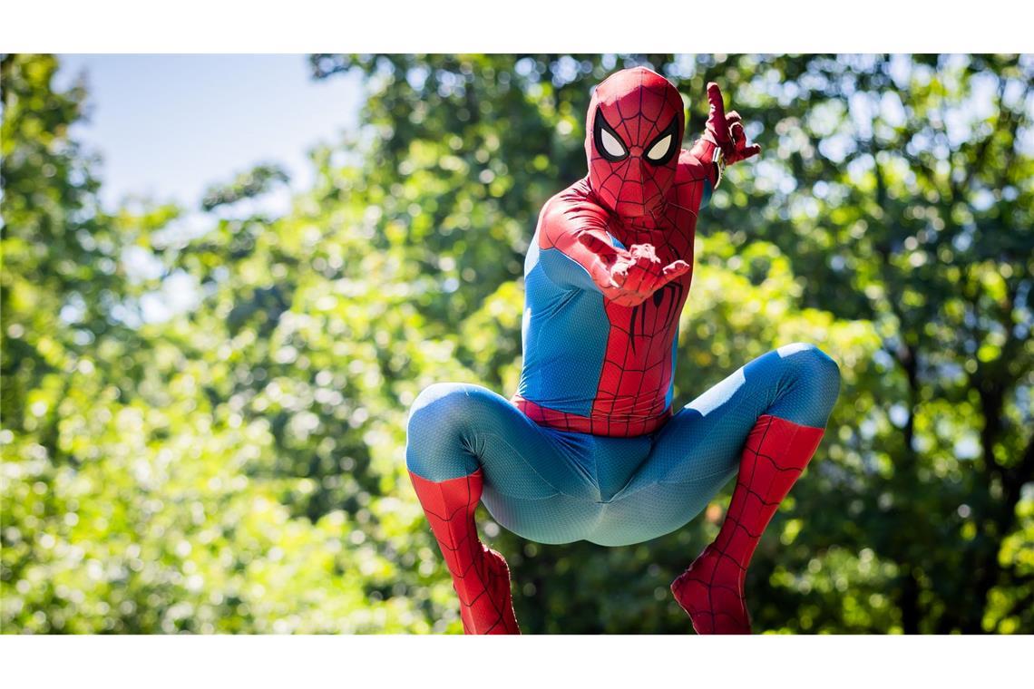 Spider Man springt durch den Jacob-Teitel-Park in Berlin.